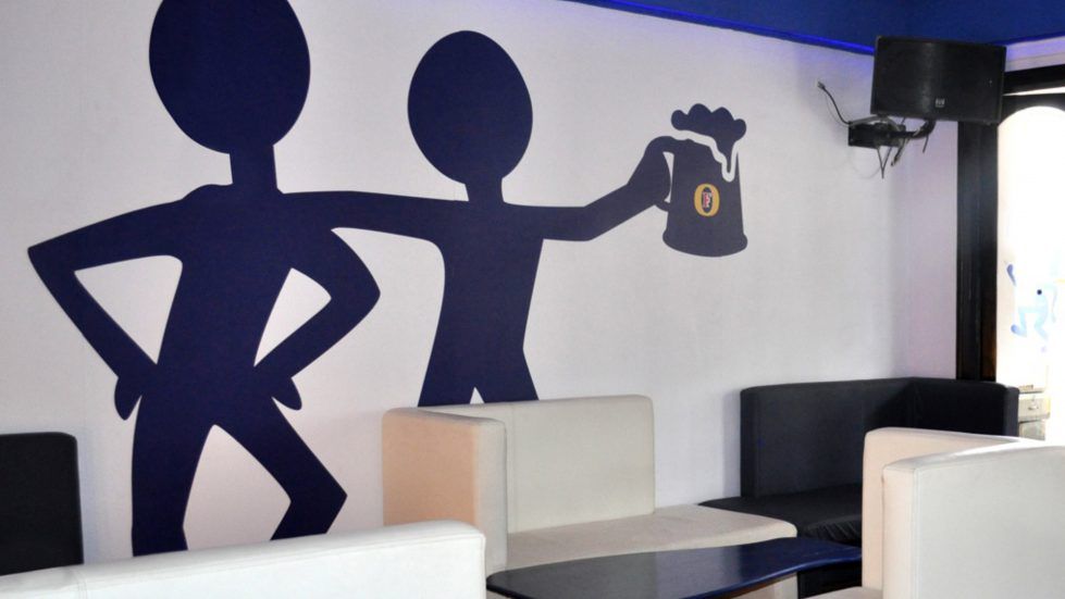 Foster’s Lounges